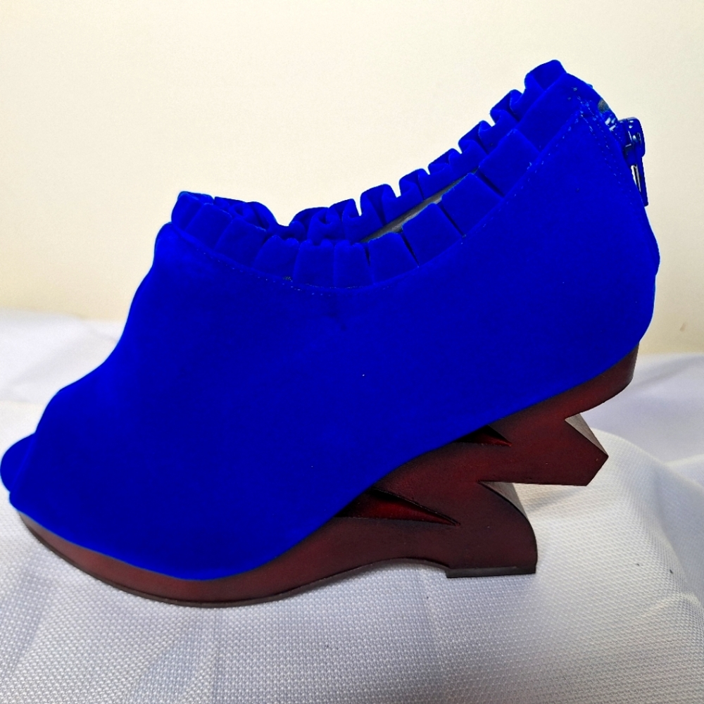 Vintage Wild Rose The Hyatt royal blue velvet reto  wood wedges size 8 1/2.